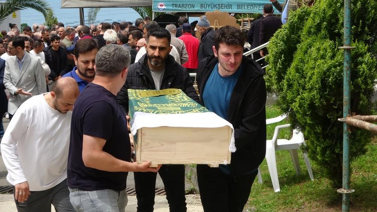 giresunda-23-mayis-cumartesi-gecesi-karadeniz-sahil-yolu-liman-mevkiinde-arkadan-gelen-demir-yuklu-tirin-kirmizi-isikta-beklerken-otomobillerine-arkadan-carpmasi-sonras-8.jpg
