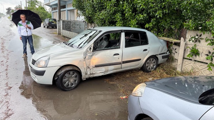 samsunda-kaygan-zeminde-duramayan-cip-otomobile-carpti-cipte-bulunan-ailenin-ankaraya-yakinlarinin-dugunune-gittigi-ogrenildi-3.jpg