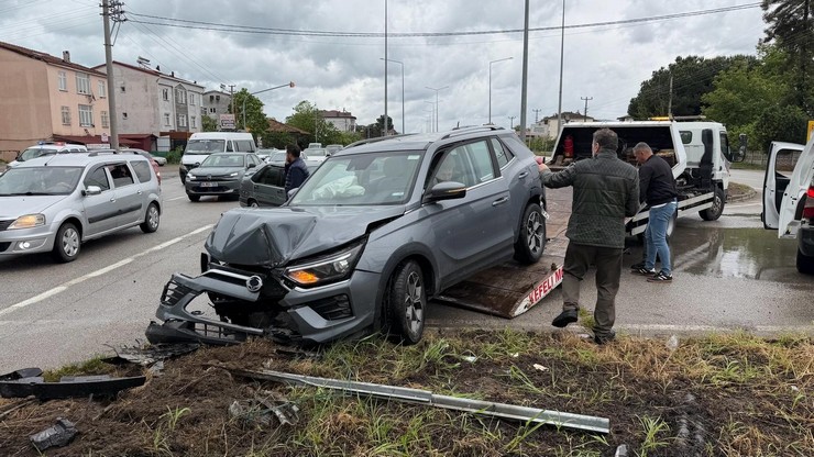 samsunda-kaygan-zeminde-duramayan-cip-otomobile-carpti-cipte-bulunan-ailenin-ankaraya-yakinlarinin-dugunune-gittigi-ogrenildi-5.jpg