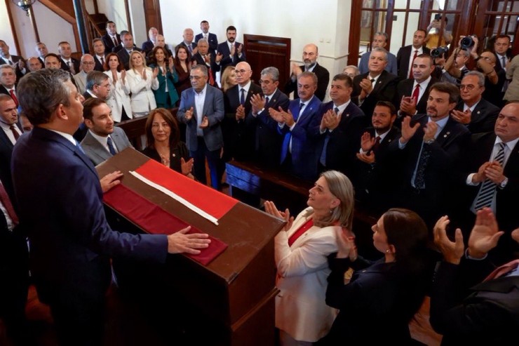 chpden-istifa-ederek-yeni-partinin-kurucular-kurulu-uyeleri-arasinda-yer-alan-rize-milletvekili-tahsin-ocakli-yeni-partinin-80-kisilik-parti-meclisinde-yer-aldi-2.jpg
