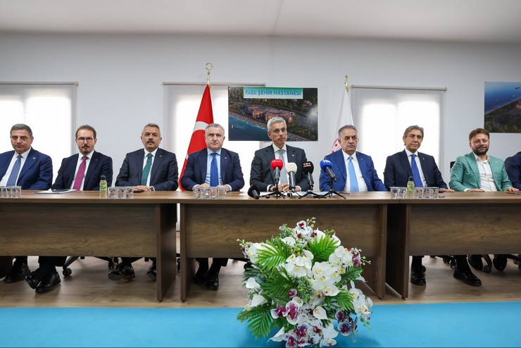 saglik-bakani-kemal-memisoglu-rize-sehir-hastanesi-insaatindaki-incelemelerinin-ardindan-aciklamalarda-bulundu-1.jpg