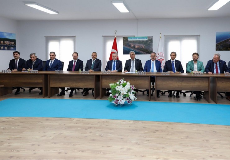 saglik-bakani-kemal-memisoglu-rize-sehir-hastanesi-insaatindaki-incelemelerinin-ardindan-aciklamalarda-bulundu-2.jpg