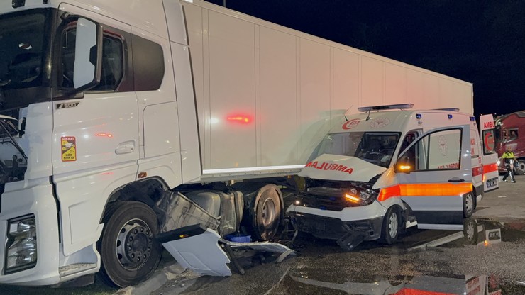samsunun-ilkadim-ilcesinde-ambulans-ile-tirin-carpistigi-trafik-kazasinda-3u-saglikci-6-kisi-yaralandi-2.jpg