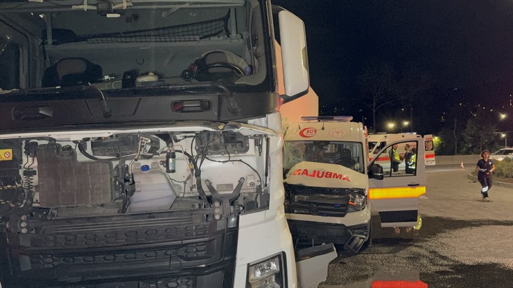 samsunun-ilkadim-ilcesinde-ambulans-ile-tirin-carpistigi-trafik-kazasinda-3u-saglikci-6-kisi-yaralandi-3.jpg