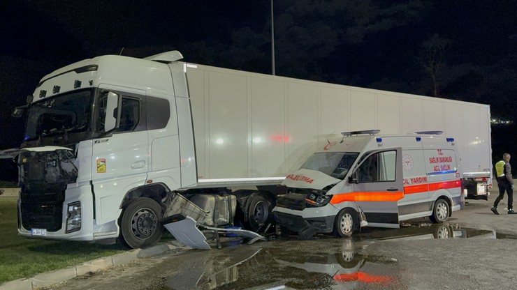 samsunun-ilkadim-ilcesinde-ambulans-ile-tirin-carpistigi-trafik-kazasinda-3u-saglikci-6-kisi-yaralandi-8.jpg