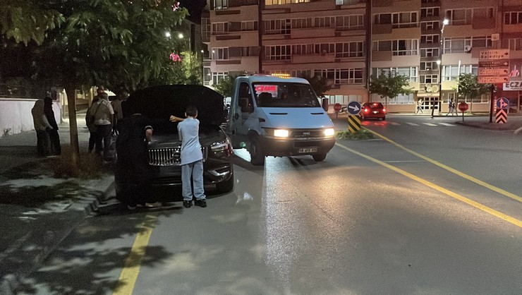 sivasta-iki-aracin-carpismasi-sonucu-meydana-gelen-trafik-kazasinda-3u-cocuk-4-kisi-yaralandi-1.jpg