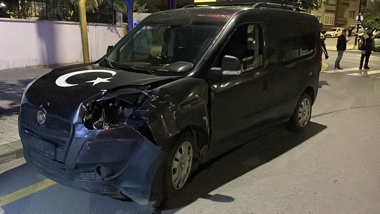 sivasta-iki-aracin-carpismasi-sonucu-meydana-gelen-trafik-kazasinda-3u-cocuk-4-kisi-yaralandi-2.jpg