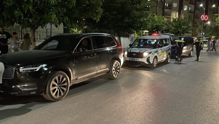 sivasta-iki-aracin-carpismasi-sonucu-meydana-gelen-trafik-kazasinda-3u-cocuk-4-kisi-yaralandi-3.jpg