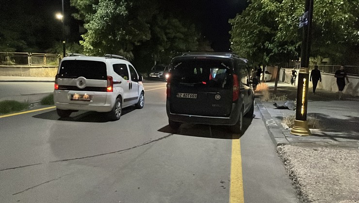 sivasta-iki-aracin-carpismasi-sonucu-meydana-gelen-trafik-kazasinda-3u-cocuk-4-kisi-yaralandi-4.jpg