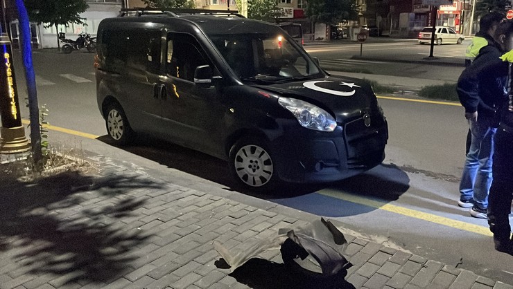 sivasta-iki-aracin-carpismasi-sonucu-meydana-gelen-trafik-kazasinda-3u-cocuk-4-kisi-yaralandi-6.jpg