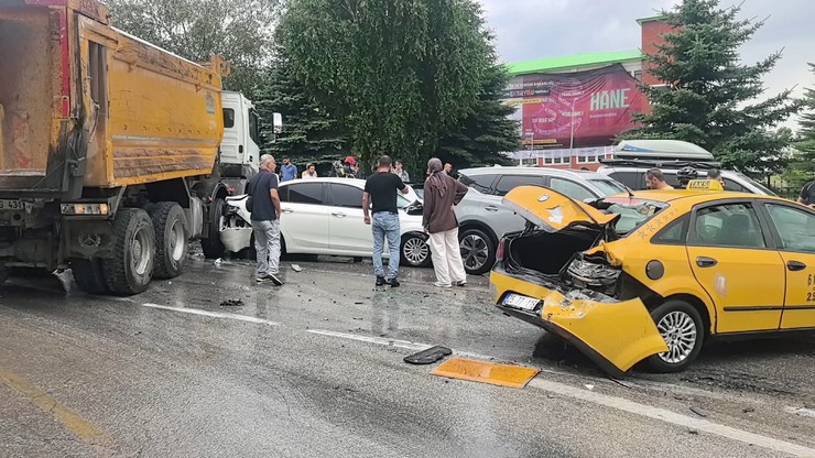 erzurumda-ataturk-universitesi-kavsaginda-10-aracin-karistigi-zincirleme-trafik-kazasinda-5-kisi-yaralandi-1.jpg