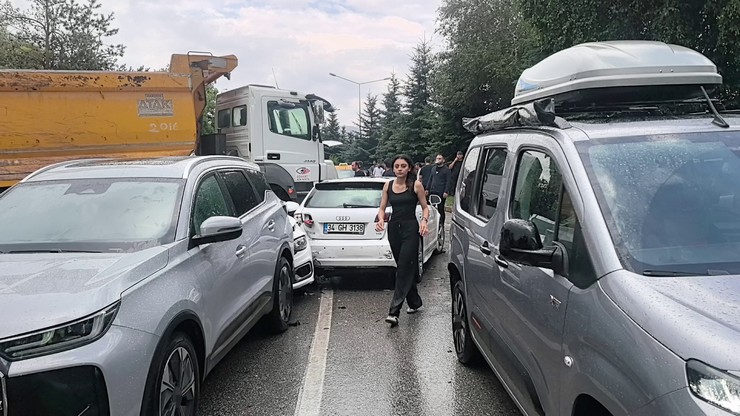 erzurumda-ataturk-universitesi-kavsaginda-10-aracin-karistigi-zincirleme-trafik-kazasinda-5-kisi-yaralandi-2.jpg