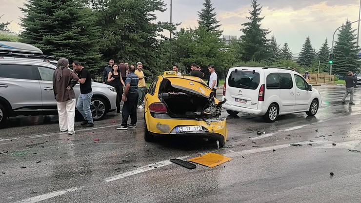 erzurumda-ataturk-universitesi-kavsaginda-10-aracin-karistigi-zincirleme-trafik-kazasinda-5-kisi-yaralandi-3-001.jpg