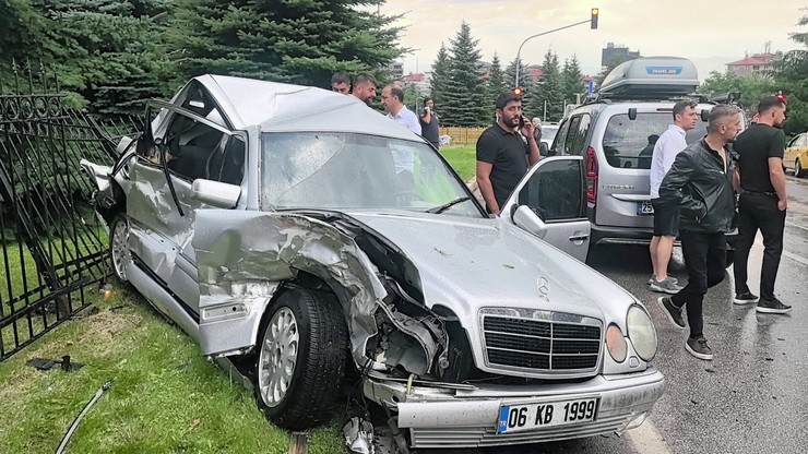 erzurumda-ataturk-universitesi-kavsaginda-10-aracin-karistigi-zincirleme-trafik-kazasinda-5-kisi-yaralandi-4.jpg