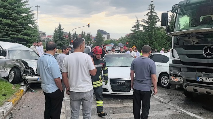 erzurumda-ataturk-universitesi-kavsaginda-10-aracin-karistigi-zincirleme-trafik-kazasinda-5-kisi-yaralandi-5.jpg