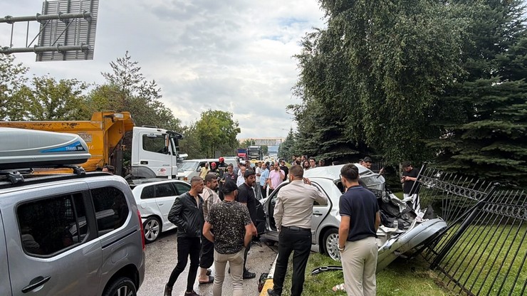 erzurumda-ataturk-universitesi-kavsaginda-10-aracin-karistigi-zincirleme-trafik-kazasinda-5-kisi-yaralandi-6.jpg