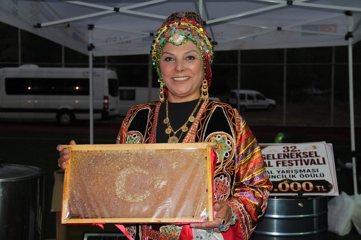 amoluk-bal-festivalinde-1-milyon-400-bin-liralik-agalik-yarisi-3.jpg