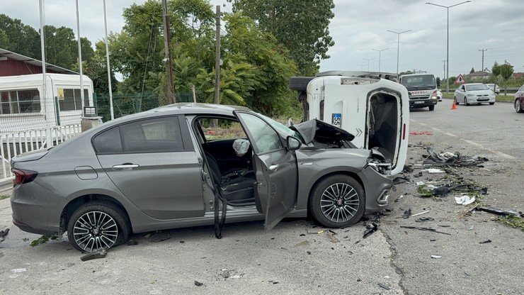 samsunun-terme-ilcesinde-meydana-gelen-trafik-kazasinda-kontrolden-cikan-aracin-agaca-carptiktan-sonra-havalanarak-karsi-seritte-seyreden-otomobilin-uzerine-dusmesi-sonucu-4-kisi-yar-3.jpg