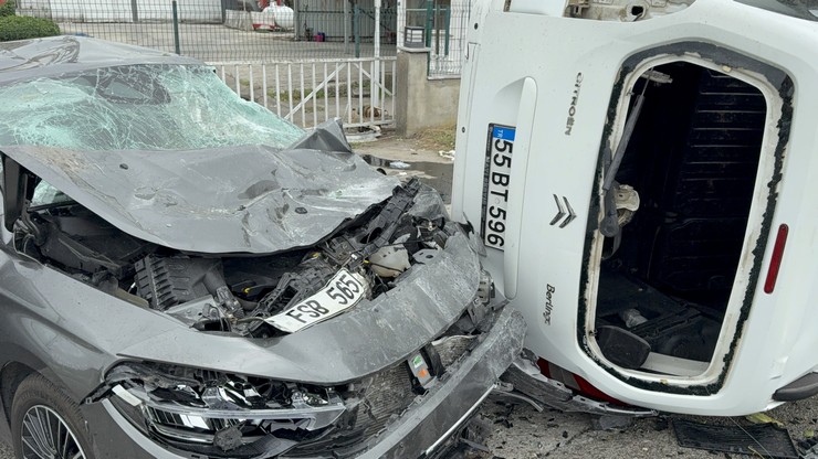 samsunun-terme-ilcesinde-meydana-gelen-trafik-kazasinda-kontrolden-cikan-aracin-agaca-carptiktan-sonra-havalanarak-karsi-seritte-seyreden-otomobilin-uzerine-dusmesi-sonucu-4-kisi-yar-4.jpg