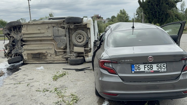 samsunun-terme-ilcesinde-meydana-gelen-trafik-kazasinda-kontrolden-cikan-aracin-agaca-carptiktan-sonra-havalanarak-karsi-seritte-seyreden-otomobilin-uzerine-dusmesi-sonucu-4-kisi-yar-5.jpg