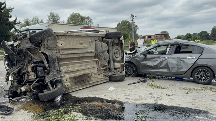 samsunun-terme-ilcesinde-meydana-gelen-trafik-kazasinda-kontrolden-cikan-aracin-agaca-carptiktan-sonra-havalanarak-karsi-seritte-seyreden-otomobilin-uzerine-dusmesi-sonucu-4-kisi-yar-6.jpg