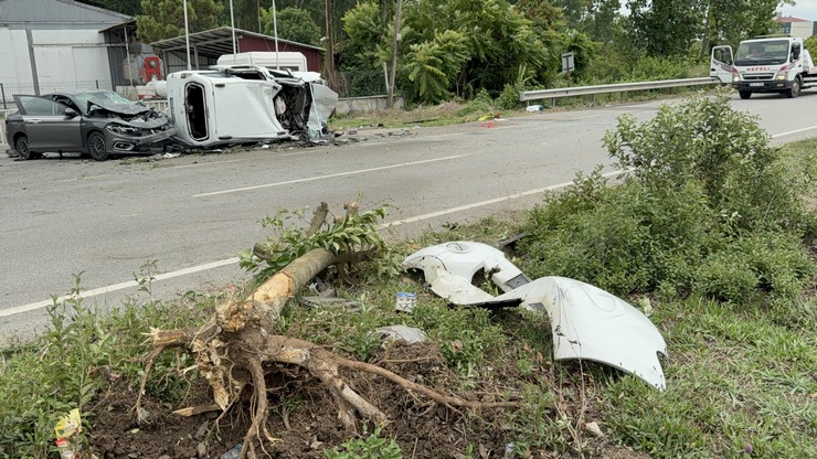 samsunun-terme-ilcesinde-meydana-gelen-trafik-kazasinda-kontrolden-cikan-aracin-agaca-carptiktan-sonra-havalanarak-karsi-seritte-seyreden-otomobilin-uzerine-dusmesi-sonucu-4-kisi-yar-7.jpg
