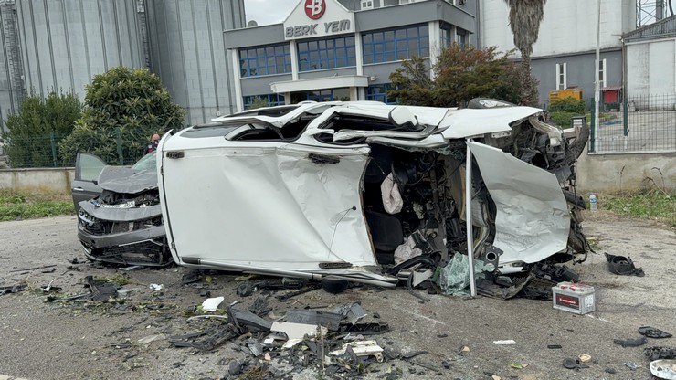 samsunun-terme-ilcesinde-meydana-gelen-trafik-kazasinda-kontrolden-cikan-aracin-agaca-carptiktan-sonra-havalanarak-karsi-seritte-seyreden-otomobilin-uzerine-dusmesi-sonucu-4-kisi-yar.jpg