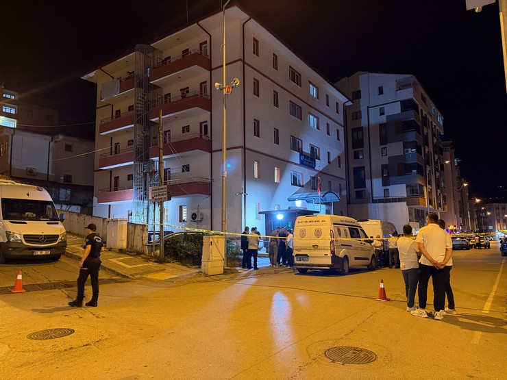 trabzon-arsinde-otoparktaki-araclarin-uzerine-insansiz-hava-araci-dustu-1-001.jpg