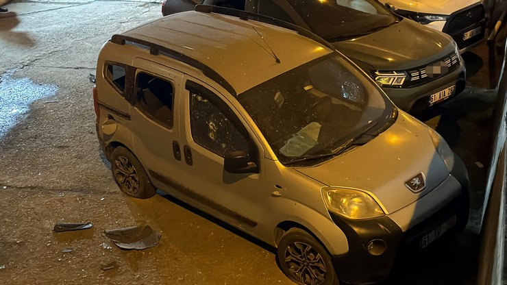 trabzon-arsinde-otoparktaki-araclarin-uzerine-insansiz-hava-araci-dustu-5.jpg