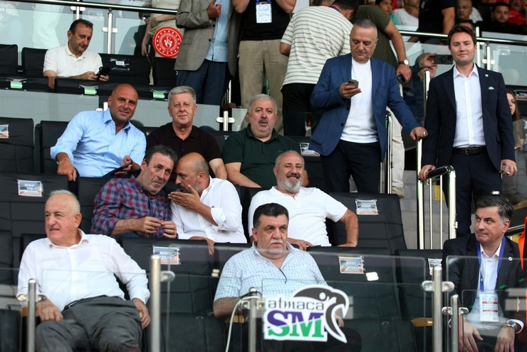 caykur-rizespor-samsunspor-macinda-yayin-krizi-fahis-zam-protokol-vip-ve-basini-ekransiz-birakti-2.jpg