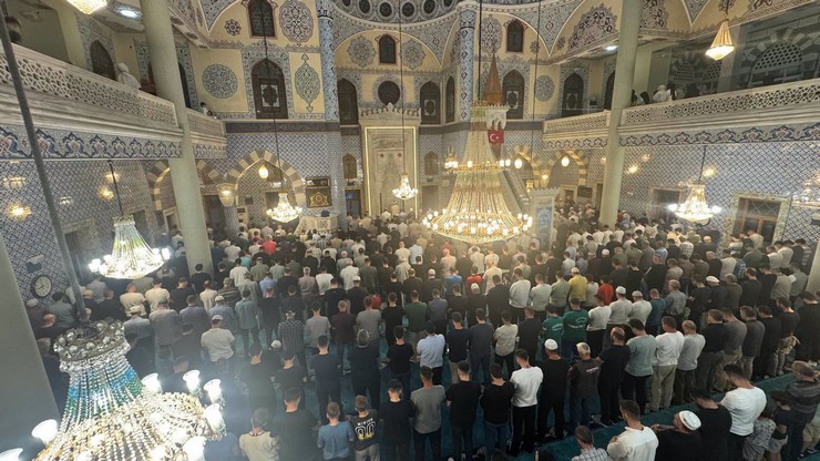 peygamber-efendimiz-hazreti-muhammedin-s-a-s-dunyayi-tesriflerinin-1501inci-sene-i-devriyesi-olan-mevlid-gecesi-rizede-derin-bir-manevi-atmosfer-ve-dualarla-eda-edildi-1.jpg
