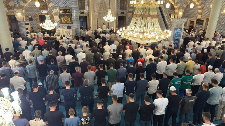 peygamber-efendimiz-hazreti-muhammedin-s-a-s-dunyayi-tesriflerinin-1501inci-sene-i-devriyesi-olan-mevlid-gecesi-rizede-derin-bir-manevi-atmosfer-ve-dualarla-eda-edildi-6.jpg