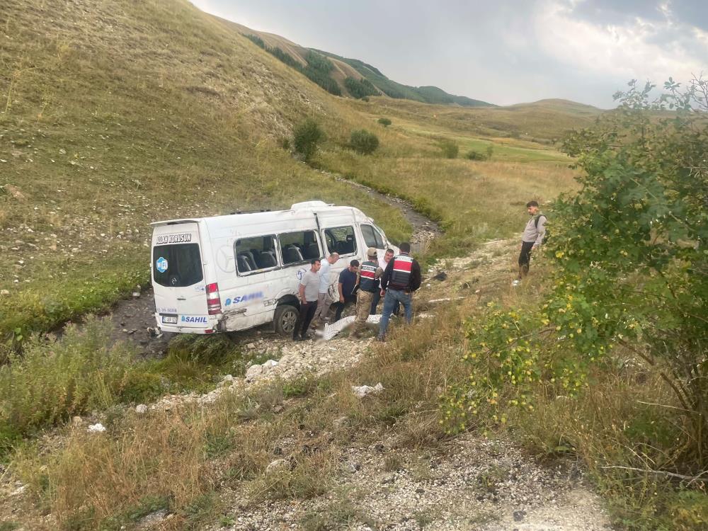 ispirde-rize-yolcu-minibusu-sarampole-devrildi-3-yarali.jpg