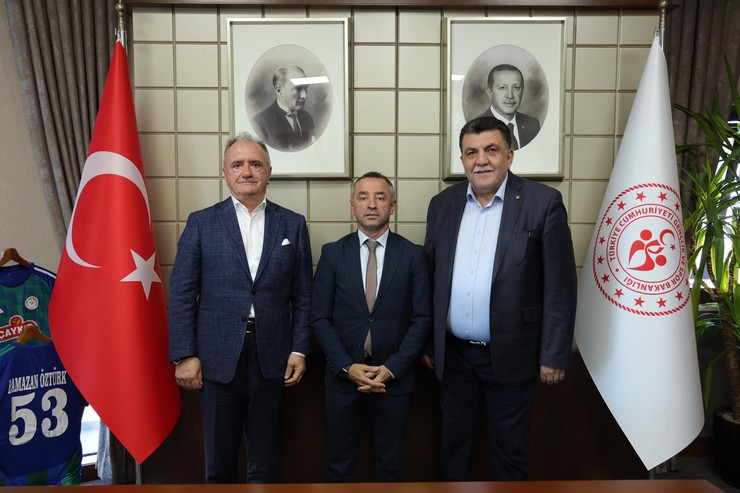 caykur-rizespor-yonetimi-genclik-ve-spor-il-muduru-ramazan-ozturku-ziyaret-etti-kentin-spor-altyapisi-devam-eden-tesislesme-ve-ortak-yatirim-projelerinin-ele-alindigi-gorusmede-1.jpg