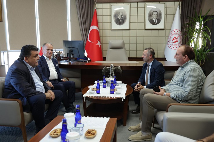 caykur-rizespor-yonetimi-genclik-ve-spor-il-muduru-ramazan-ozturku-ziyaret-etti-kentin-spor-altyapisi-devam-eden-tesislesme-ve-ortak-yatirim-projelerinin-ele-alindigi-gorusmede-4.jpg