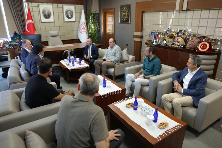 caykur-rizespor-yonetimi-genclik-ve-spor-il-muduru-ramazan-ozturku-ziyaret-etti-kentin-spor-altyapisi-devam-eden-tesislesme-ve-ortak-yatirim-projelerinin-ele-alindigi-gorusmede.jpg