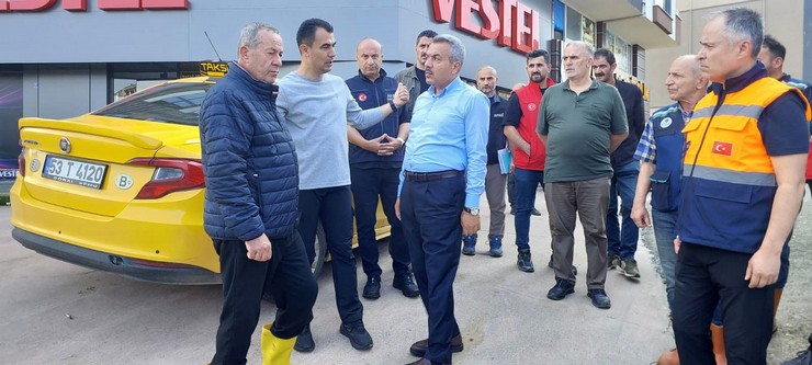 rizede-saganak-yagisin-vurdugu-pazarda-hasar-tespit-calismalari-suruyor-2.jpg