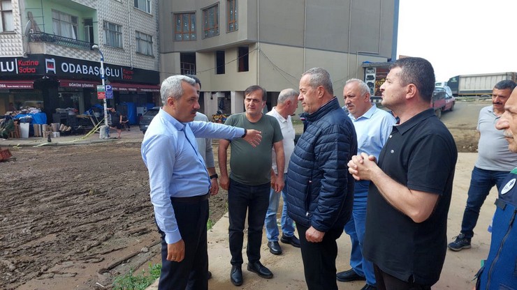 rizede-saganak-yagisin-vurdugu-pazarda-hasar-tespit-calismalari-suruyor-4.jpg
