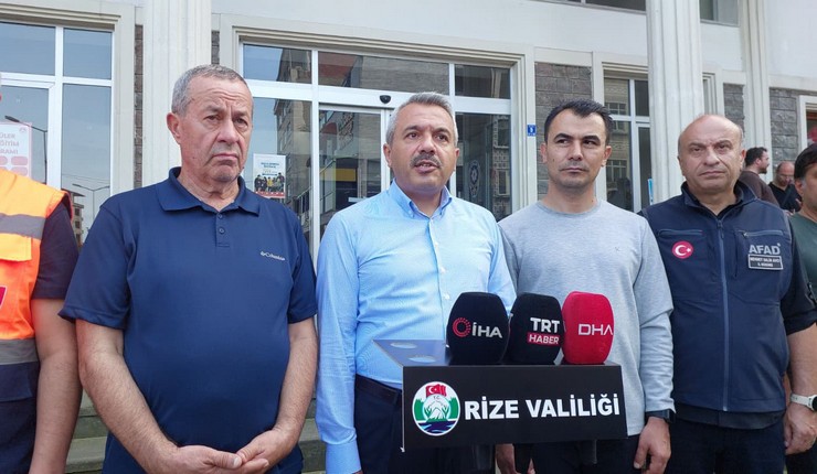 rizede-saganak-yagisin-vurdugu-pazarda-hasar-tespit-calismalari-suruyor-5.jpg
