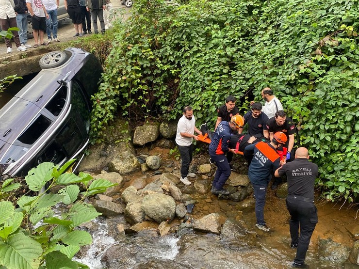 rizenin-cayeli-ilcesinde-meydana-gelen-kazada-arap-turistleri-tasiyan-bir-otomobil-kopruden-asagi-devrildi-aracta-bulunan-6-kisi-yaralandi-2-001.jpg