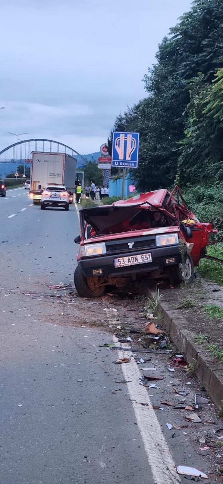 rizenin-cayeli-ilcesinde-arizalanarak-duman-cikaran-otomobilini-saga-cekmeye-calisan-surucunun-aracina-arkadan-gelen-tir-carpti-kazada-1i-agir-2-kisi-yaralandi-2.jpg