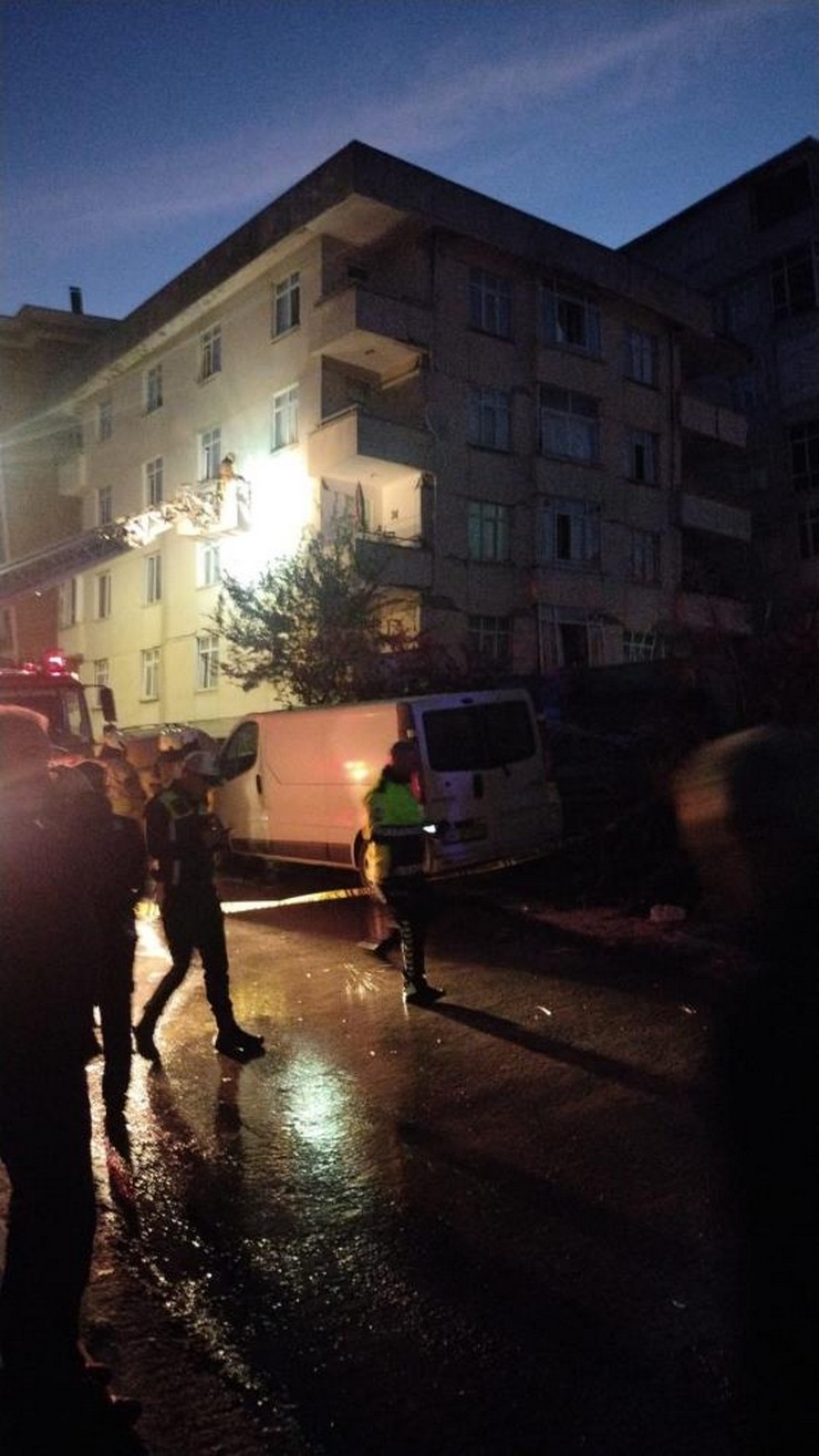 istanbul-maltepede-7-katli-binanin-3-katinda-meydana-gelen-cokme-sonrasi-olay-yerine-cok-sayida-ekip-sevk-edildi.jpg