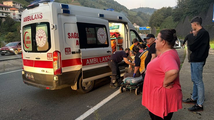 artvinin-hopa-ilcesinde-cenaze-toreninden-donerken-kaza-yapan-rize-plakali-otomobildeki-2-kisi-yaralandi-2.jpg