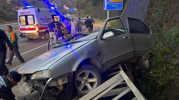 artvinin-hopa-ilcesinde-cenaze-toreninden-donerken-kaza-yapan-rize-plakali-otomobildeki-2-kisi-yaralandi-5.jpg