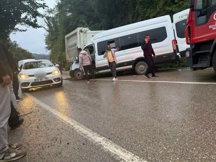 orduda-yolcu-minibusu-ile-kamyonun-carpistigi-kazada-1-kisi-hayatini-kaybetti-18i-ogrenci-23-kisi-yaralandi-1.jpg