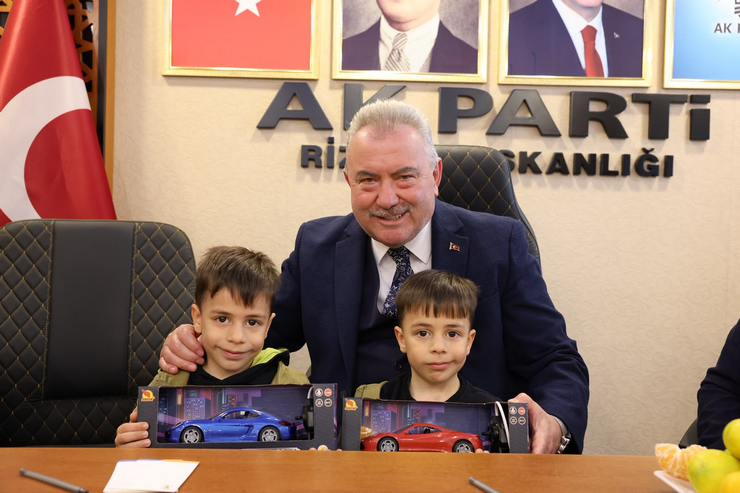 ak-parti-rize-il-baskani-yilmaz-katmer-tibbi-sekreter-temizlik-gorevlisi-ve-guvenlik-gorevlisi-olarak-recep-tayyip-erdogan-sehir-hastanesine-4-bin-isci-alinacagini-kaydetti-1.png