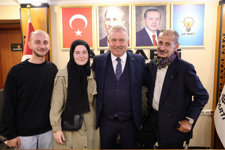 ak-parti-rize-il-baskani-yilmaz-katmer-tibbi-sekreter-temizlik-gorevlisi-ve-guvenlik-gorevlisi-olarak-recep-tayyip-erdogan-sehir-hastanesine-4-bin-isci-alinacagini-kaydetti-12.png
