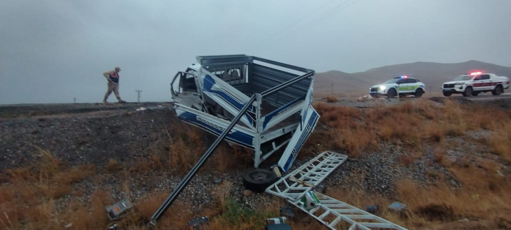 van-baskale-karayolunda-3-aracin-karistigi-zincirleme-trafik-kazasinda-1-polis-sehit-oldu-2si-agir-11-kisi-yaralandi-1.png