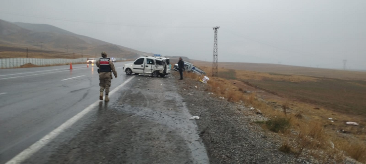 van-baskale-karayolunda-3-aracin-karistigi-zincirleme-trafik-kazasinda-1-polis-sehit-oldu-2si-agir-11-kisi-yaralandi-2.png