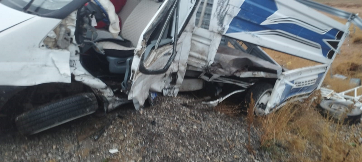 van-baskale-karayolunda-3-aracin-karistigi-zincirleme-trafik-kazasinda-1-polis-sehit-oldu-2si-agir-11-kisi-yaralandi-4.png